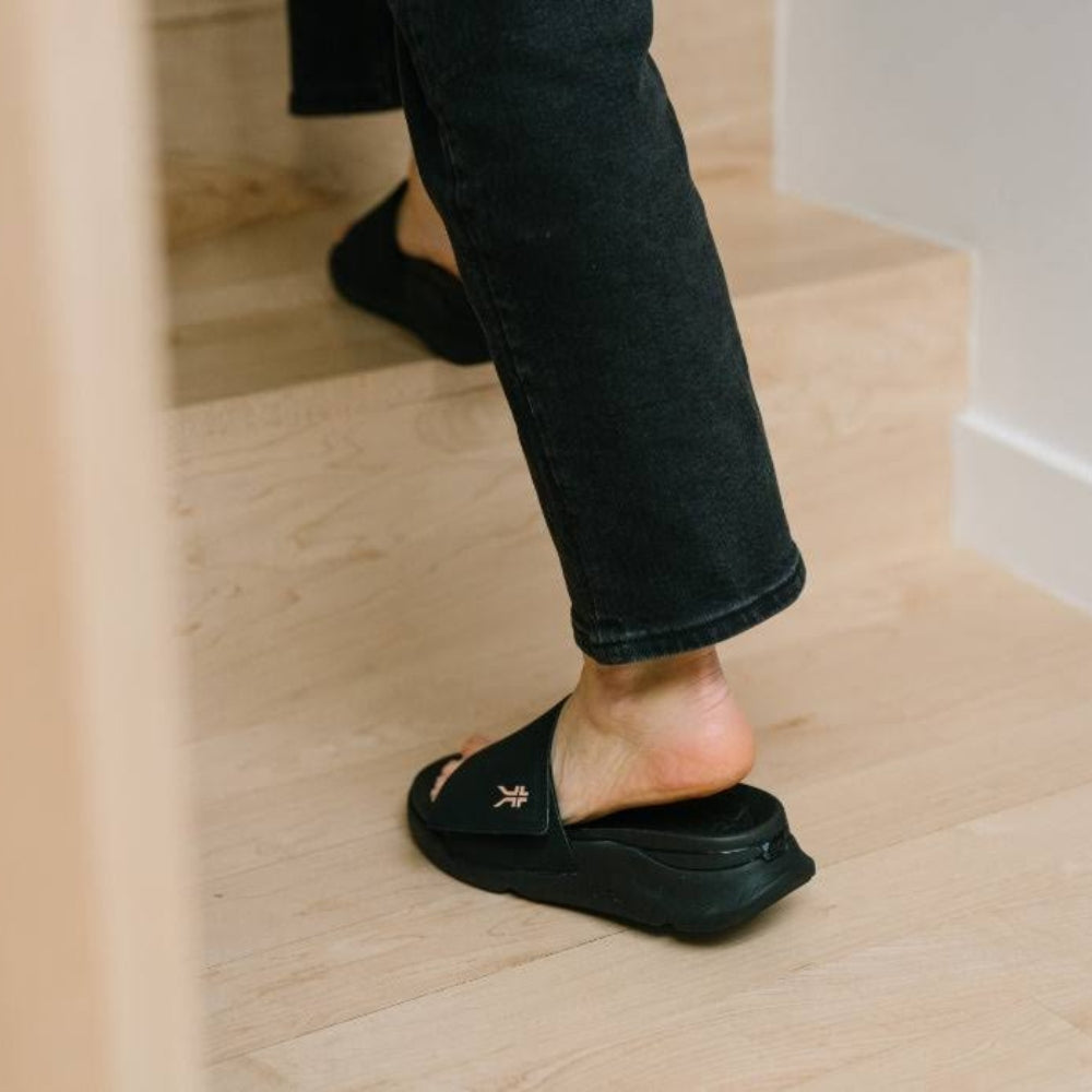 Women's KURU MOMENT, Jet Black/Peach Sherbet